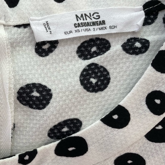 White and black dress with circular pattern. Great condition. Short sleeve. - Picture 2 of 3